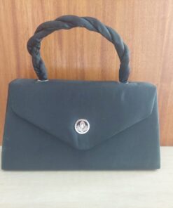 SOBRE DE FIESTA RÍGIDO COLOR NEGRO FORRADO EN TELA RASADA EN FORMA DE TRAPECIO, CON CADENA. TAMAÑO 22 x 12 cm x 1u