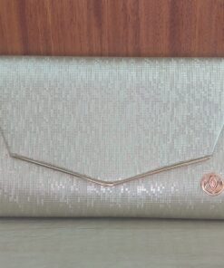 SOBRE DE FIESTA RÍGIDO COLOR DORADO CON DETALLE DORADO Y CADENA. TAMAÑO 23 x 15 cm x 1u