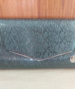 SOBRE DE FIESTA RÍGIDO COLOR NEGRO CON DETALLE DORADO Y CADENA. TAMAÑO 23 x 15 cm x 1u