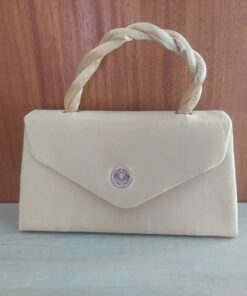 SOBRE DE FIESTA RÍGIDO COLOR DORADA FORRADA EN TELA RASADA EN FORMA DE TRAPECIO, CON CADENA. TAMAÑO 22 x 12 cm x 1u