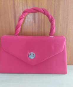 SOBRE DE FIESTA RÍGIDO COLOR BORDO FORRADA EN TELA RASADA EN FORMA DE TRAPECIO, CON CADENA. TAMAÑO 22 x 12 cm x 1u