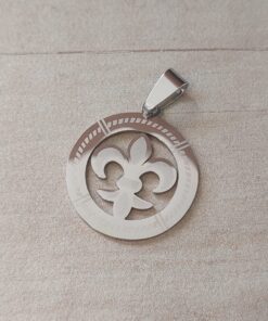 DIJE DE ACERO CIRCULO CON FLOR DE LIS CALADA. TAMAÑO: 25 MM