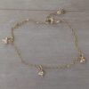 TOBILLERA DE ACERO DORADO ESPEJITO CON DIJES CORAZON. LARGO 21 + 3,5 CM EXT.