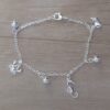 PULSERA DE ACERO BLANCO ESPEJITO CON DIJE BALLENA, HIPOCAMPO, CANGREJO Y BOLITAS INTGERCALADAS. LARGO 19 CM