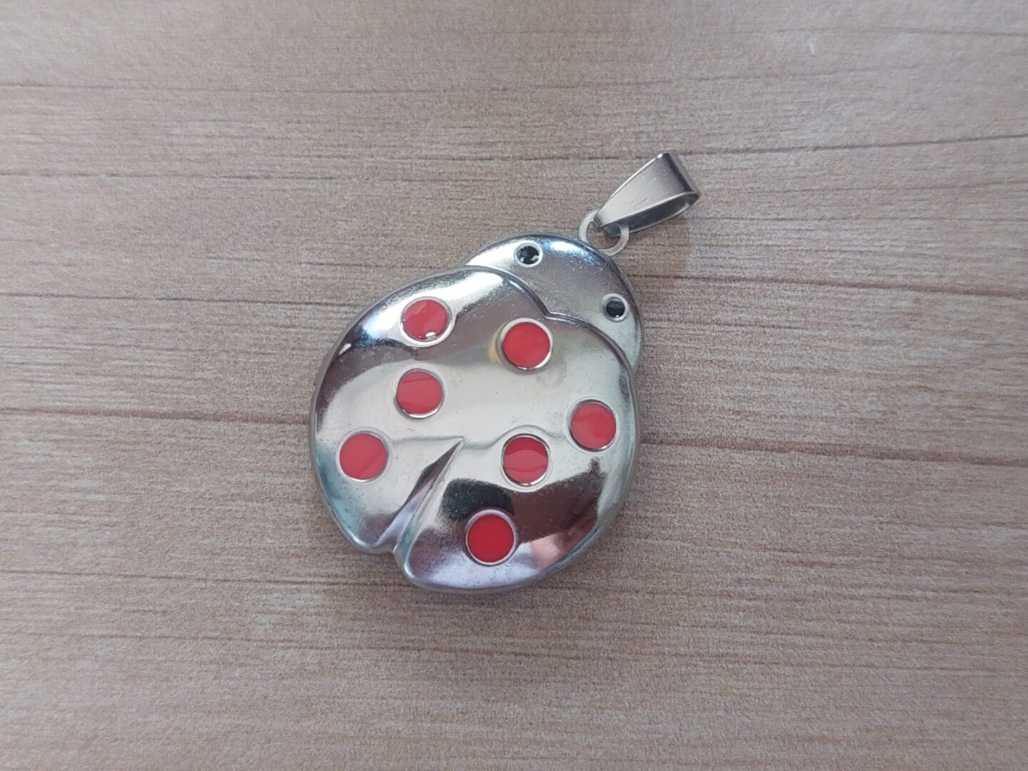 DIJE DE ACERO RELICARIO VAQUITA DE SAN ANTONIO. 28 X 35 MM