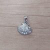 DIJE DE ACERO OSTRA ESTRELLA DE MAR Y PERLAS. TAMAÑO 15 X 17 MM.