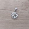 DIJE DE ACERO FLOR CON CUBIK Y STRASS BLANCO. MEDIDA 15 MM