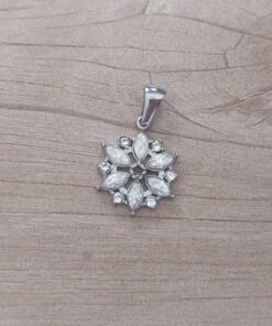 DIJE DE ACERO FLOR CON CUBIK Y STRASS BLANCO. MEDIDA 15 MM