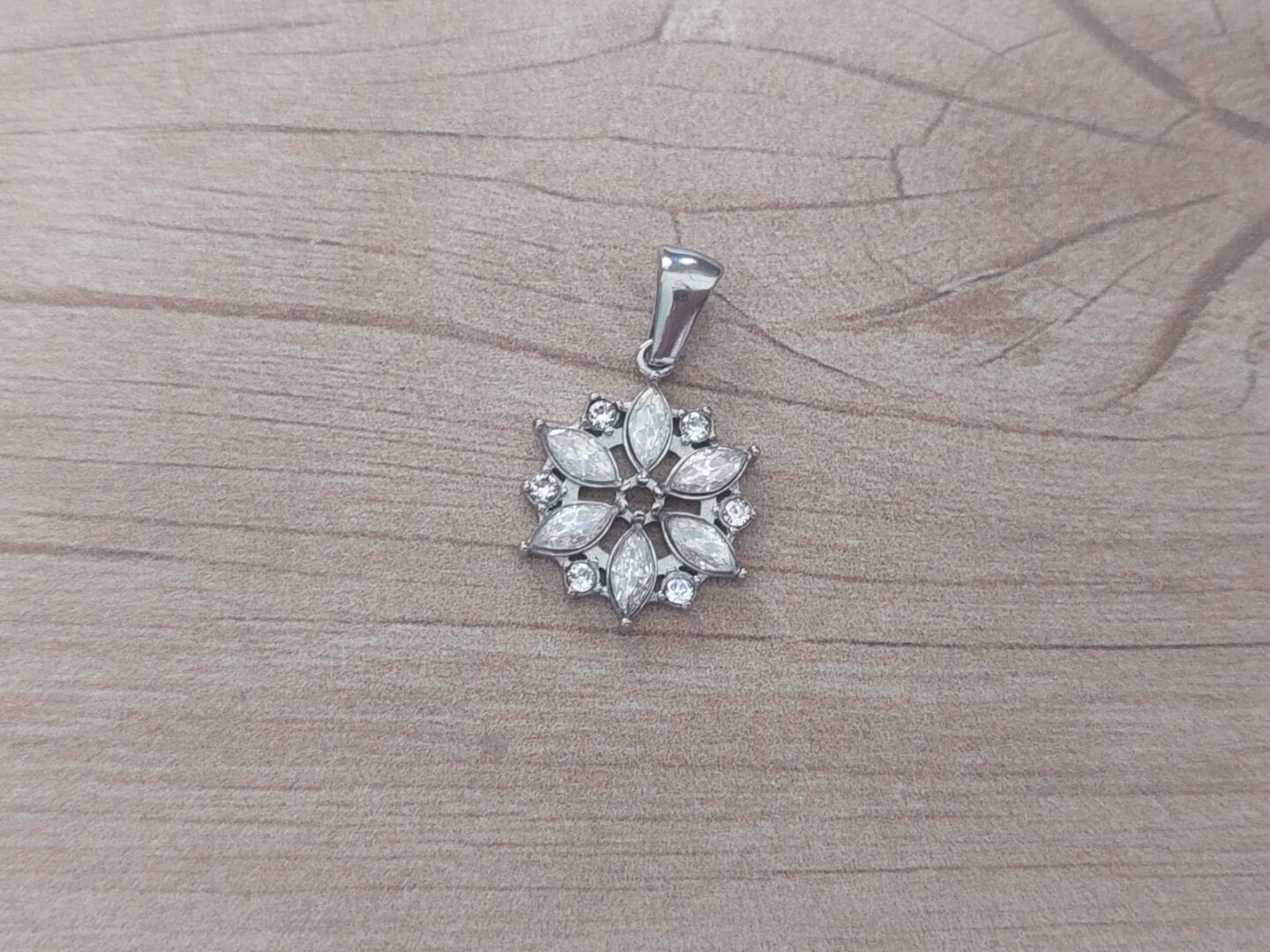 DIJE DE ACERO FLOR CON CUBIK Y STRASS BLANCO. MEDIDA 15 MM