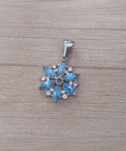 DIJE DE ACERO FLOR CON CUBIK Y STRASS CELESTE. MEDIDA 15 MM