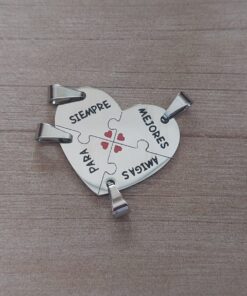 DIJE DE ACERO CORAZON PUZZLE X 4 PARA PARTIR "MEJORES AMIGAS PARA SIEMPRE" CON CORAZONCITO ROJO. TAMAÑO 23 x 30 MM