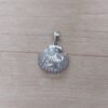 DIJE DE ACERO OSTRA CON ESTRELLAS DE MAR, PERLA Y STRASS. TAMAÑO 15 X 17 MM.