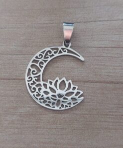 DIJE DE ACERO LUNA CALADA CON FLOR DE LOTO. TAMAÑO 27 MM