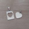 DIJE DE ACERO RECTÁNGULO CON CORAZÓN CALADO PARA PARTIR Y GRABAR. PULIDA DE UN SOLO LADO 16 X 21 MM. ESPESOR 1 MM