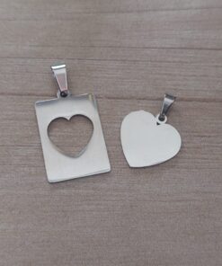 DIJE DE ACERO RECTÁNGULO CON CORAZÓN CALADO PARA PARTIR Y GRABAR. PULIDA DE UN SOLO LADO 16 X 21 MM. ESPESOR 1 MM