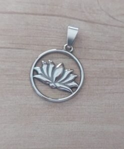 DIJE DE ACERO FLOR DE LOTO. 22 MM