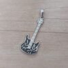DIJE DE ACERO GUITARRA ESMALTADA. 18 X 40 MM