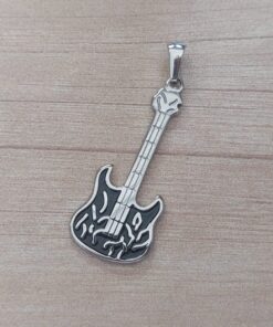 DIJE DE ACERO GUITARRA ESMALTADA. 18 X 40 MM