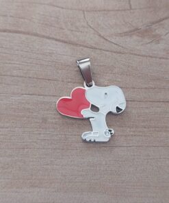 DIJE DE ACERO SNOOPY CON CORAZON ESMALTADO. TAMAÑO 16 X 20 MM