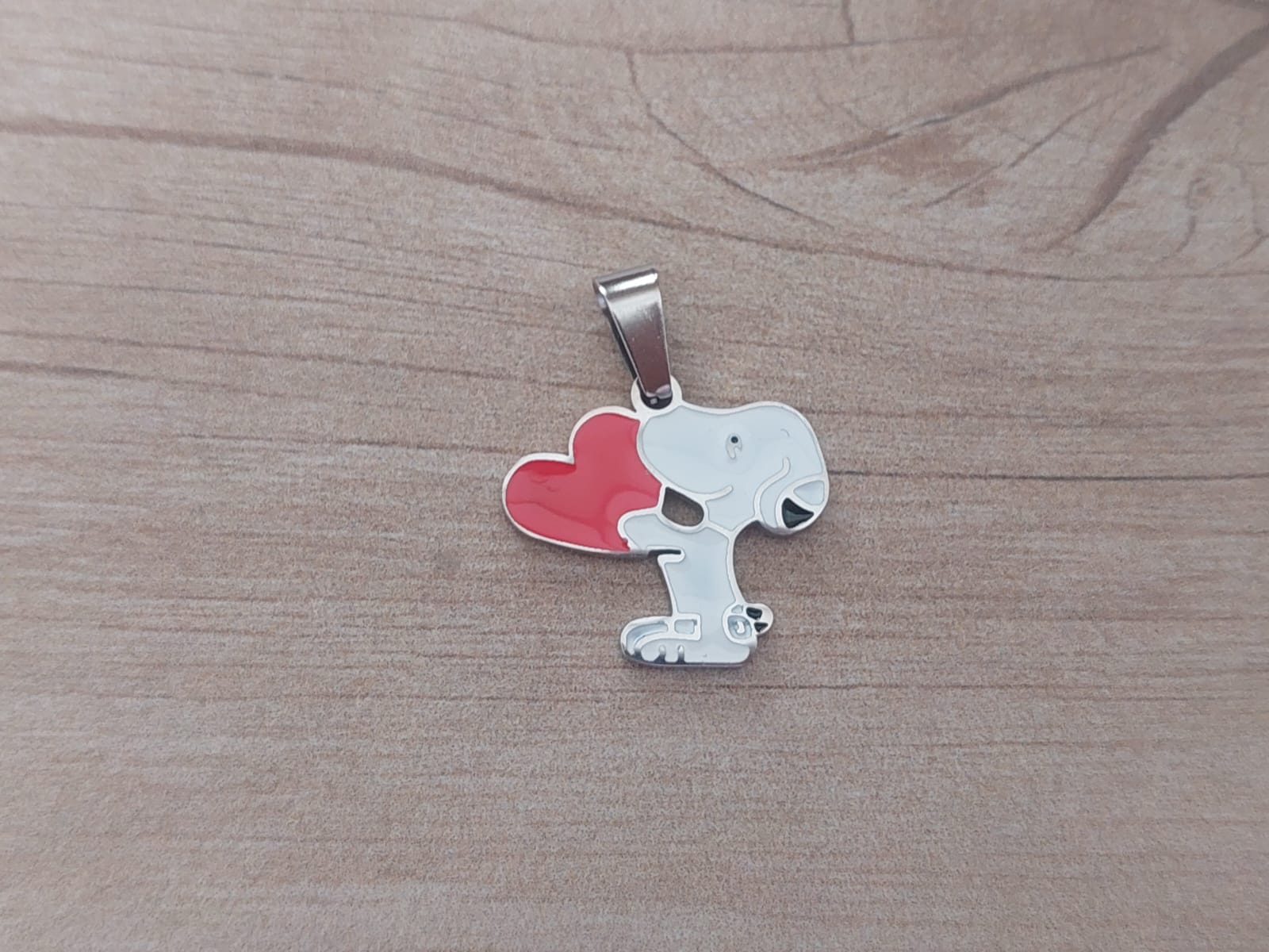DIJE DE ACERO SNOOPY CON CORAZON ESMALTADO. TAMAÑO 16 X 20 MM