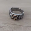 Anillo de acero con la cruz de malta en acero dorado