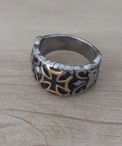 Anillo de acero con la cruz de malta en acero dorado