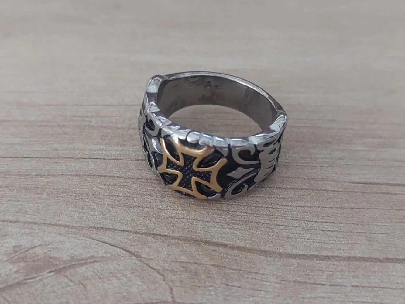 Anillo de acero con la cruz de malta en acero dorado