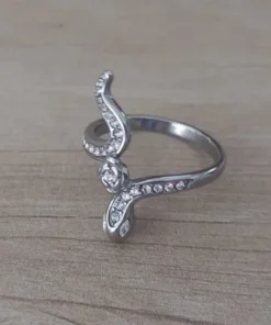 Anillo de acero con forma de serpiente con strass