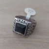 Anillo de acero con piedra negra