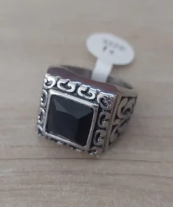 Anillo de acero con piedra negra