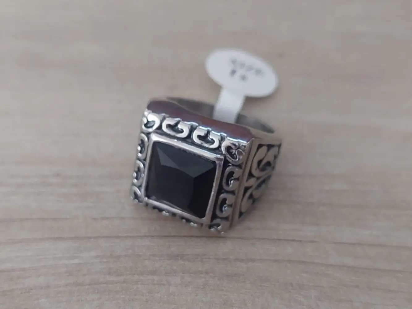 Anillo de acero con piedra negra