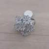 Anillo de acero con flores esmaltadas
