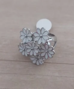 Anillo de acero con flores esmaltadas
