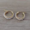 Aro de acero dorado con perlas alrededor