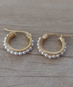 Aro de acero dorado con perlas alrededor