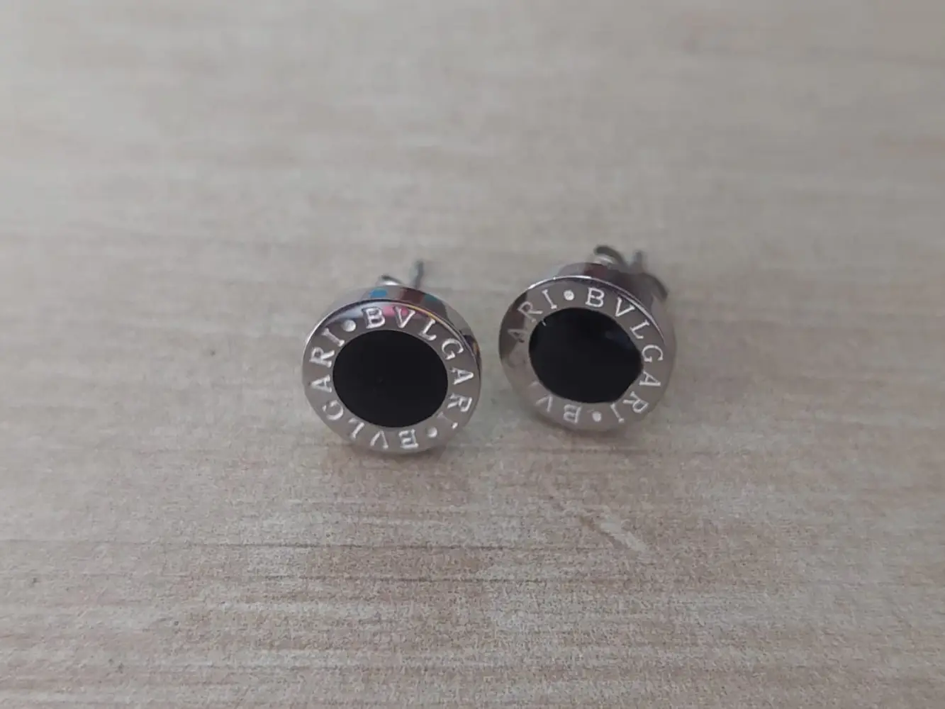 Aro de acero con fru fru grabado con interior esmaltado en negro