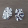 Aro de acero con diseño irregular y ondulado