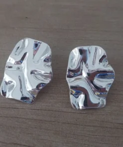 Aro de acero con diseño irregular y ondulado