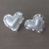 Aro de acero blanco corazón martillado con corazón de perla superpuesto y fru fru
