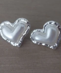 Aro de acero blanco corazón martillado con corazón de perla superpuesto y fru fru