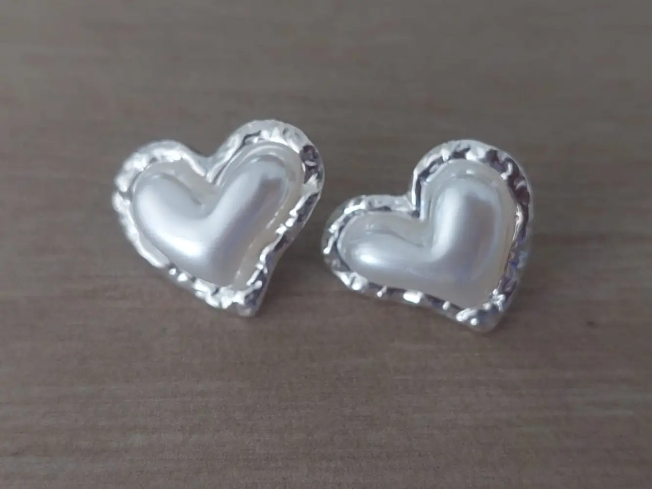 Aro de acero blanco corazón martillado con corazón de perla superpuesto y fru fru
