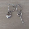 Aro de acero argolla con candado en forma y corazón y llave
