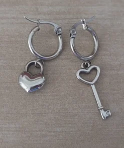 Aro de acero argolla con candado en forma y corazón y llave