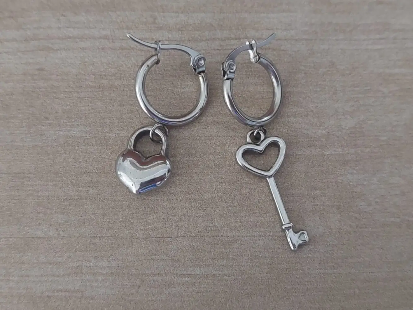Aro de acero argolla con candado en forma y corazón y llave