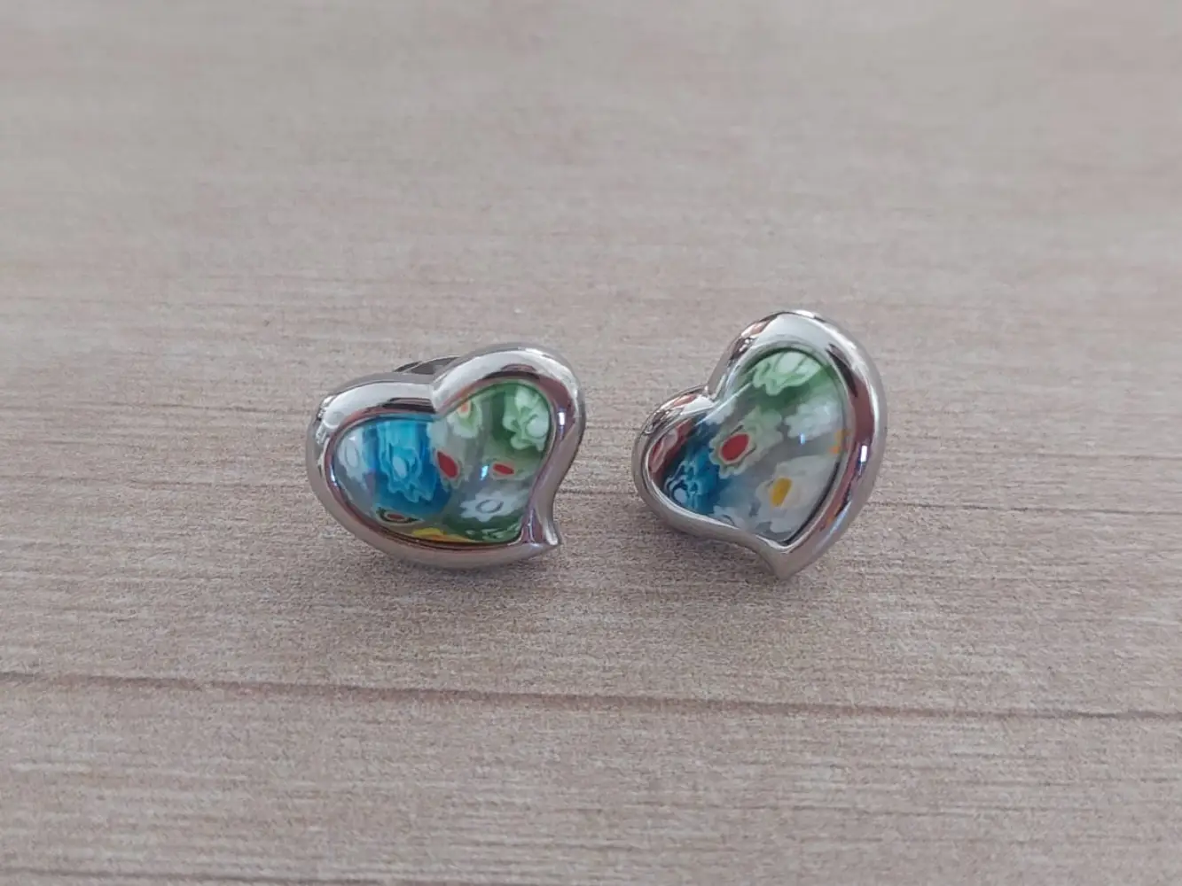 Aro de acero pasante en forma de corazón con cristal de murano central