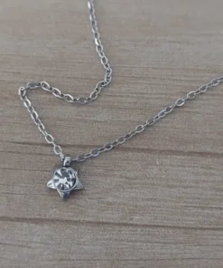 Colgante cadena de acero espejito con dije en forma de estrella y cubik circular central