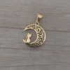 dije de acero dorado luna con gato