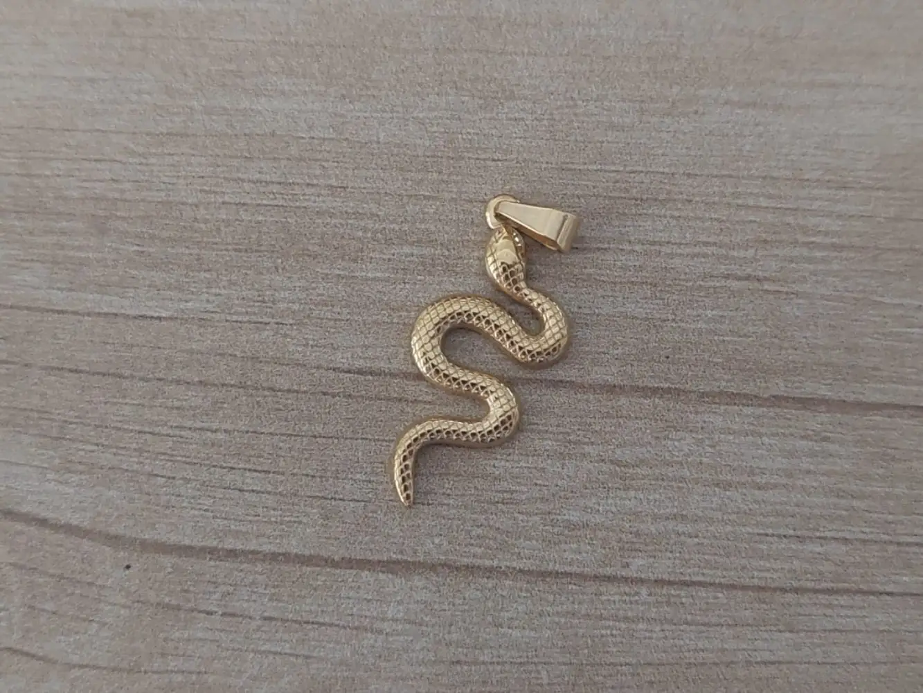 dije de acero dorado vibora