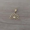dije de acero dorado flor de loto