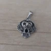 dije de acero corona con alas y piedra negra estilo gotico heraldico
